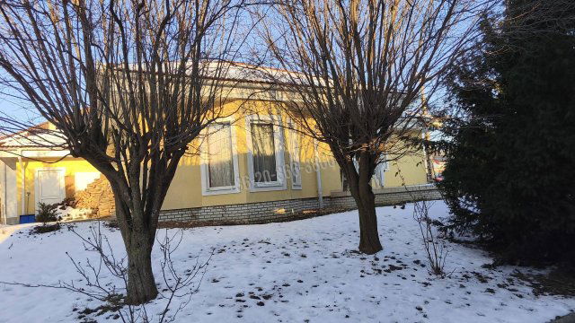 Eladó családi ház, Tökön 189 M Ft, 3 szobás