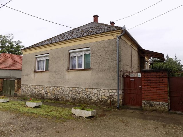Eladó családi ház, Pápateszéren 31.9 M Ft, 2+1 szobás