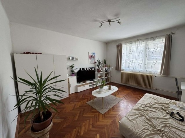Eladó családi ház, Pécsett 59.5 M Ft, 8 szobás