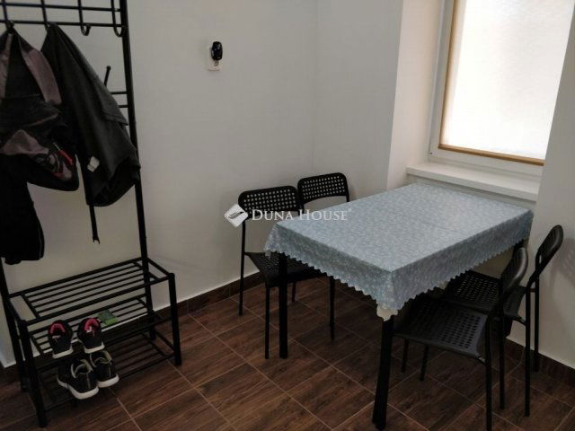 Kiadó téglalakás, albérlet, Pécsett 130 E Ft / hó, 2 szobás