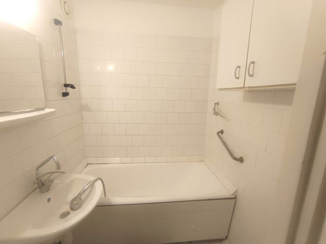 Eladó panellakás, Debrecenben 55.99 M Ft, 3 szobás