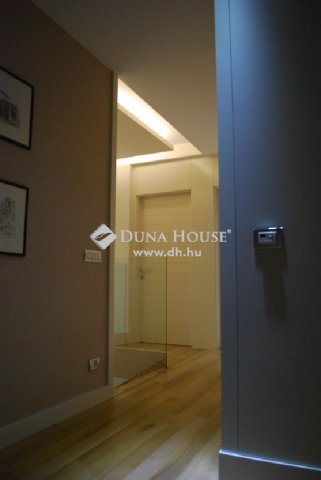 Eladó családi ház, Szentendrén 609.6 M Ft, 3 szobás