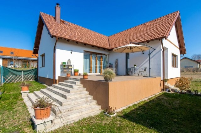 Eladó családi ház, Nagytarcsán 205 M Ft, 4+1 szobás