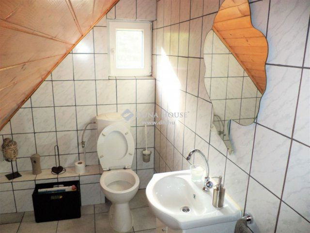 Eladó családi ház, Sukorón 96.25 M Ft, 5 szobás