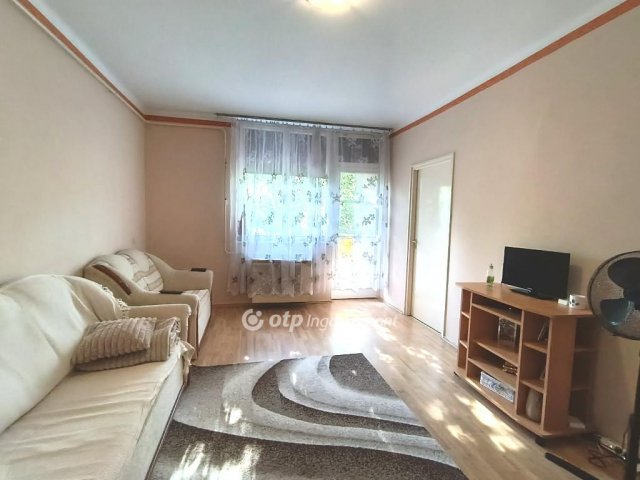 Eladó téglalakás, Szentesen 28 M Ft, 2 szobás