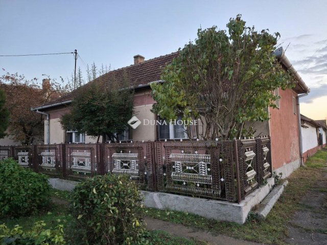 Eladó családi ház, Mezősason 10 M Ft, 2 szobás