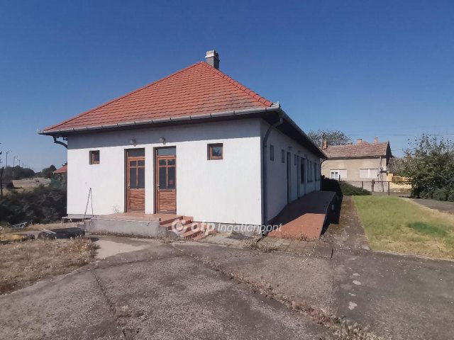 Eladó ipari ingatlan, Medgyesegyházán 125 M Ft