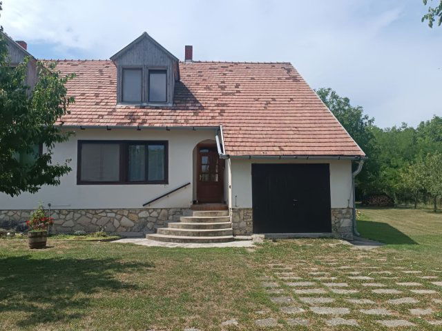 Eladó ikerház, Nyirádon 33.5 M Ft, 4 szobás