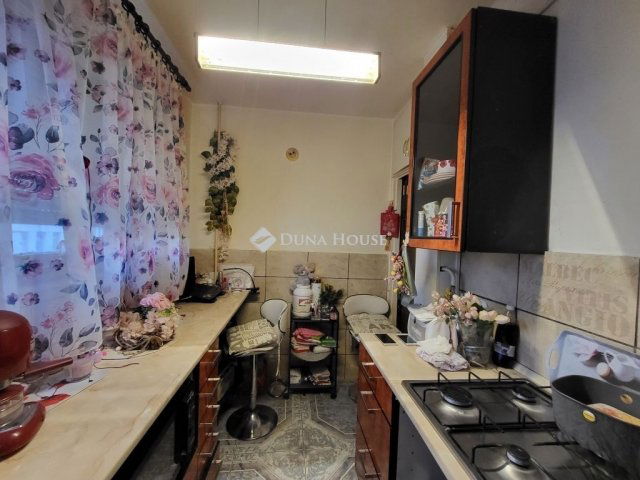 Eladó panellakás, Pétfürdőn 28.3 M Ft, 2 szobás