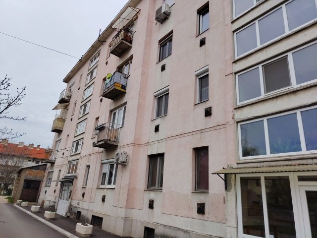 Eladó téglalakás, Szegeden, Párizsi körúton 33.5 M Ft