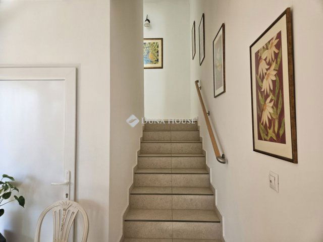 Eladó családi ház, Pécsett 199 M Ft, 5 szobás