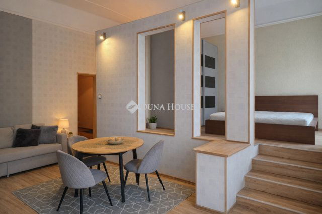 Eladó téglalakás, Budapesten, V. kerületben, Egyetem téren