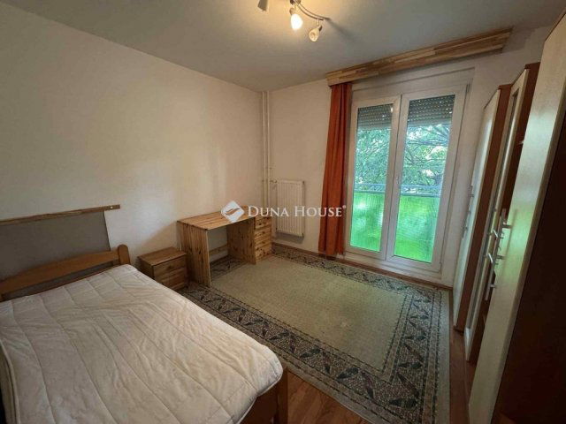 Kiadó panellakás, albérlet, Pécsett 180 E Ft / hó, 3 szobás