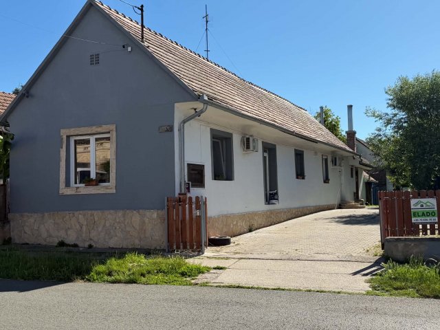 Eladó családi ház, Újpetrén 39.5 M Ft, 3 szobás