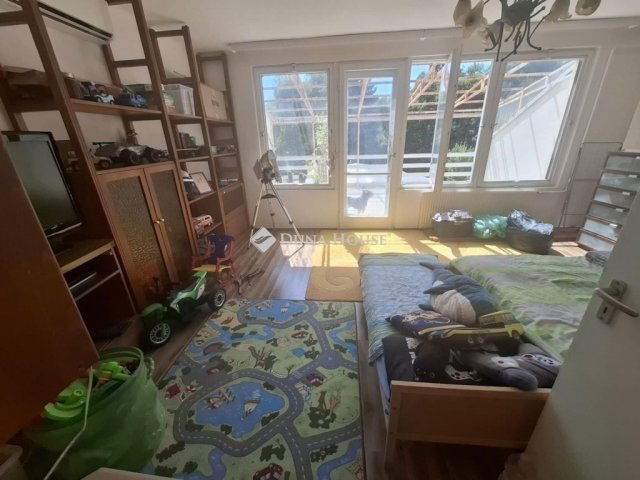 Eladó családi ház, Úrin 79.995 M Ft, 6 szobás