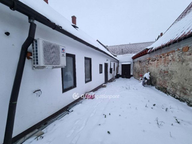 Eladó családi ház, Pápán 19.9 M Ft, 3 szobás