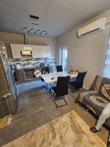 Eladó családi ház, Szegeden 37.5 M Ft, 2 szobás