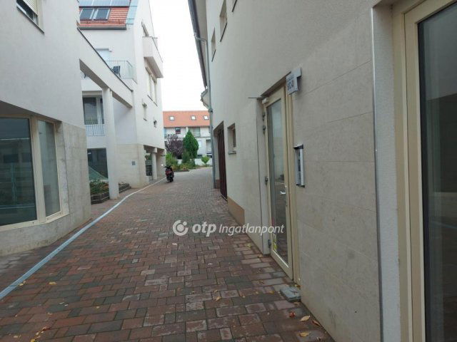 Eladó téglalakás, Pécsett 81.5 M Ft, 3 szobás