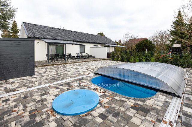 Eladó ikerház, Balatonvilágoson 240 M Ft, 5+1 szobás