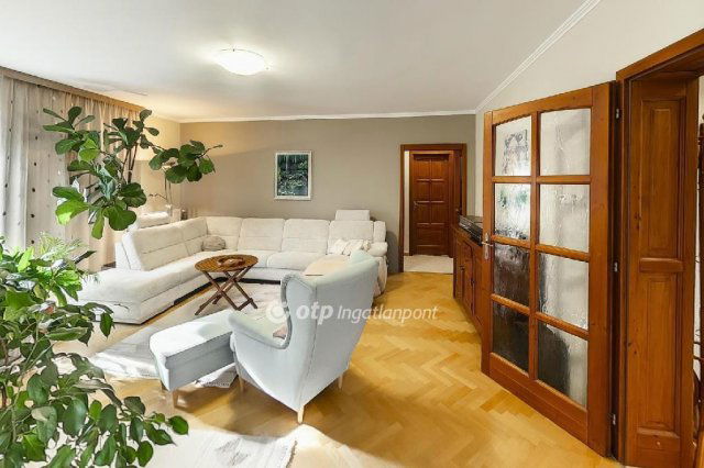 Eladó családi ház, Pécsett 333 M Ft, 7+1 szobás