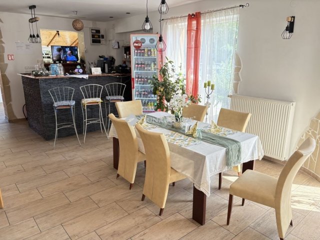 Eladó hotel, Komáromban 411.7 M Ft, 7 szobás