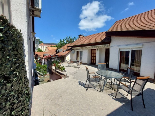 Eladó családi ház, Esztergomban 275 M Ft, 11 szobás