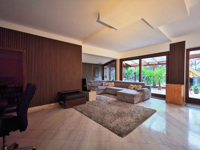 Eladó családi ház, Velencén 225 M Ft, 8 szobás