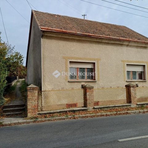 Eladó családi ház, Pécsett 36 M Ft, 3 szobás