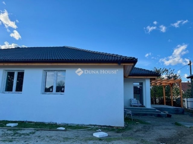 Eladó ikerház, Pilisen 68 M Ft, 4 szobás / költözzbe.hu