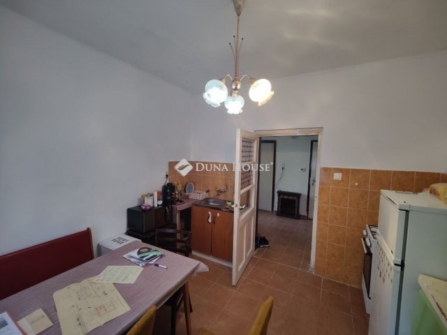 Eladó családi ház, Úrin 49 M Ft, 3 szobás