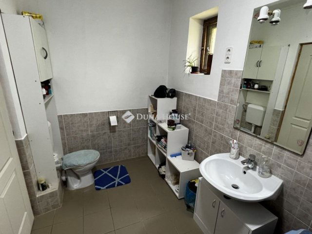 Eladó családi ház, Sárbogárdon 65.5 M Ft, 5 szobás
