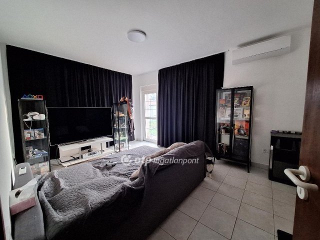 Eladó családi ház, Mosonmagyaróváron 144 M Ft, 8+2 szobás
