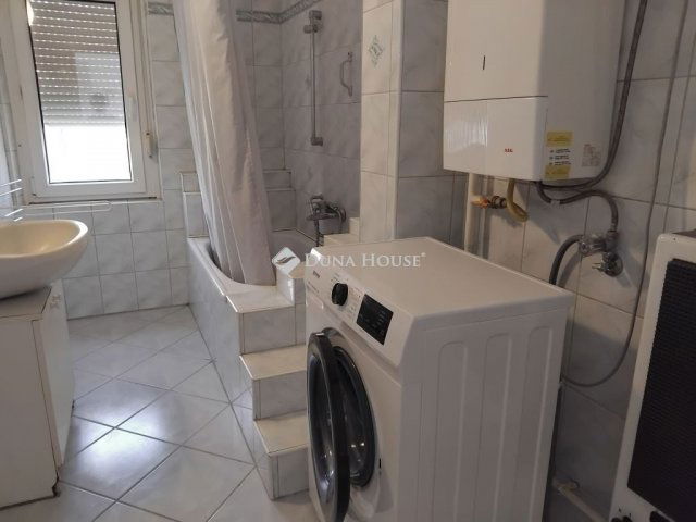 Kiadó téglalakás, albérlet, Pécsett 160 E Ft / hó, 2 szobás