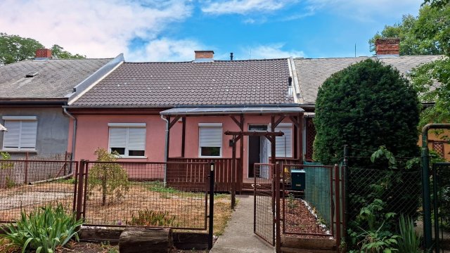 Eladó téglalakás, Pétfürdőn, Hősök terén 35 M Ft, 1 szobás