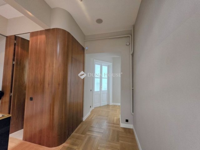 Eladó téglalakás, Budapesten, VI. kerületben 450 M Ft, 2 szobás