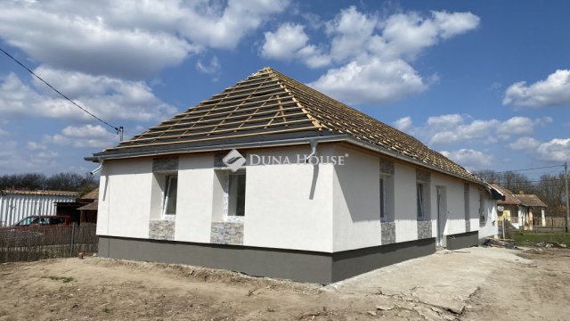 Eladó ikerház, Tápióbicskén 49.5 M Ft, 4 szobás