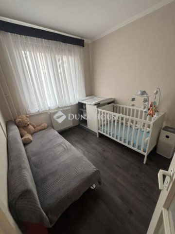 Eladó panellakás, Szegeden 59.9 M Ft, 3 szobás