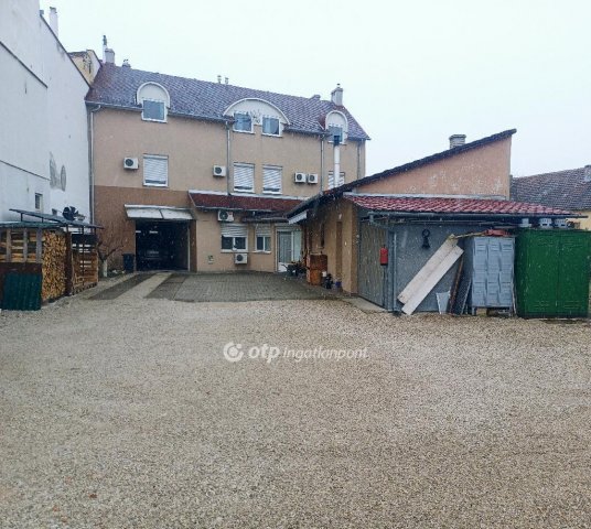 Eladó családi ház, Nagykanizsán 250 M Ft, 10 szobás