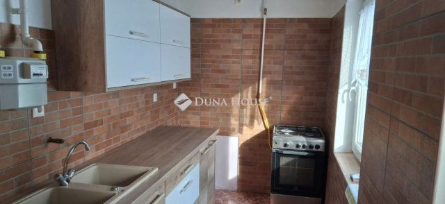 Eladó családi ház, Székesfehérvárott 55.5 M Ft, 2 szobás