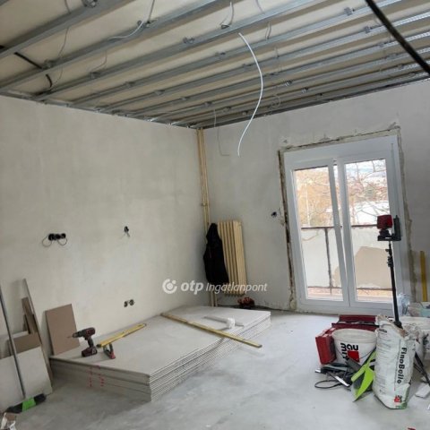 Eladó panellakás, Pécsett 64.9 M Ft, 2 szobás