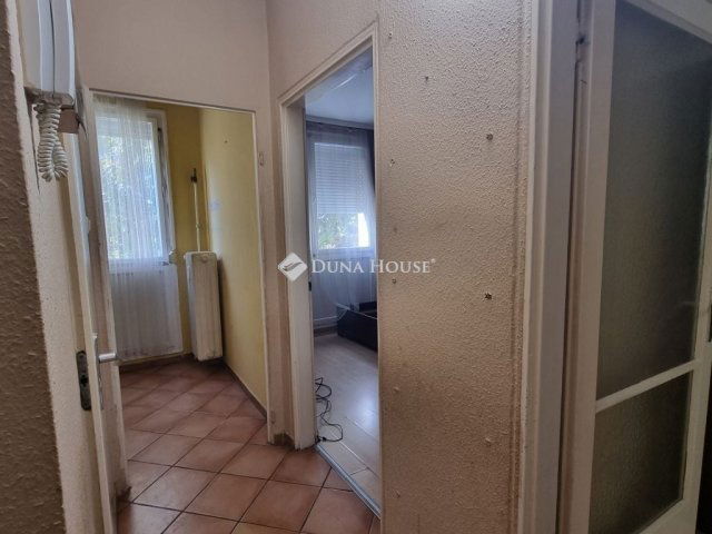 Eladó panellakás, Pécsett 39.9 M Ft, 2 szobás