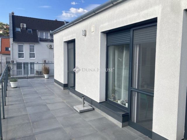 Eladó téglalakás, Pécsett 77.625 M Ft, 3 szobás