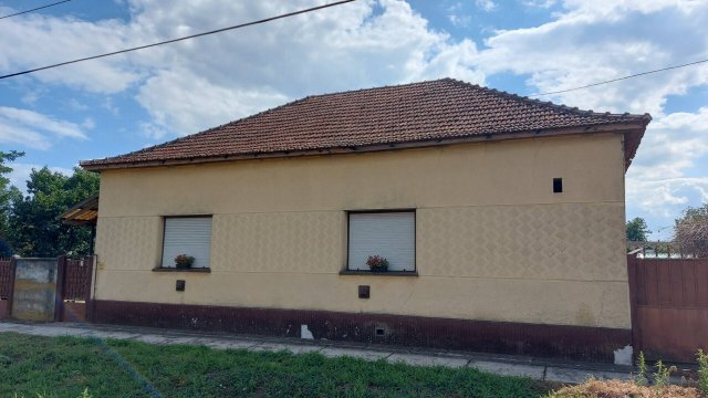 Eladó családi ház, Almáskamaráson 10 M Ft, 4 szobás