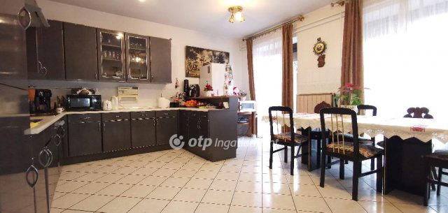 Eladó téglalakás, Keszthelyen 180 M Ft, 5 szobás