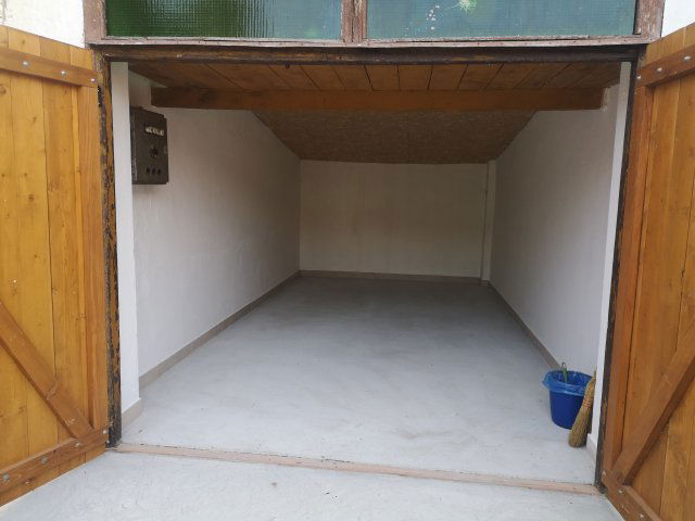 Eladó garázs, Békéscsabán, Fövenyes utcában 6.8 M Ft