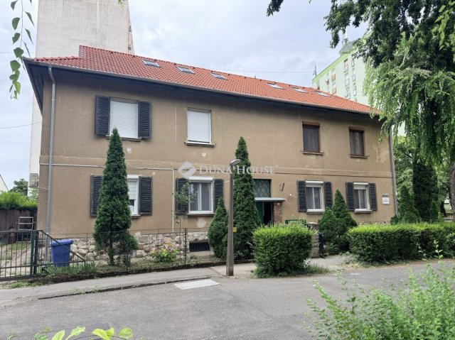 Kiadó téglalakás, albérlet, Pécsett, Erreth Lajos utcában
