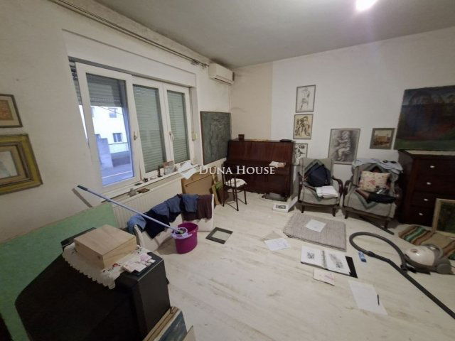 Eladó téglalakás, Pécsett 46.5 M Ft, 4 szobás