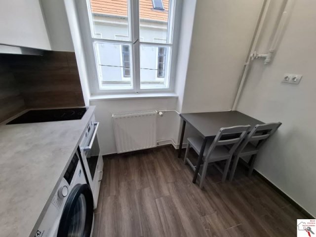 Kiadó téglalakás, albérlet, Pécsett 180 E Ft / hó, 1 szobás