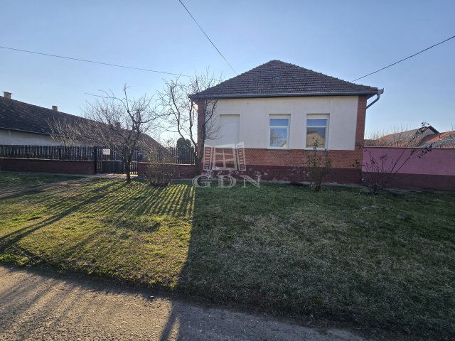 Eladó családi ház, Garán 29.9 M Ft, 4 szobás