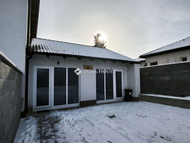 Eladó üzlethelyiség, Győrött 35 M Ft, 1 szobás